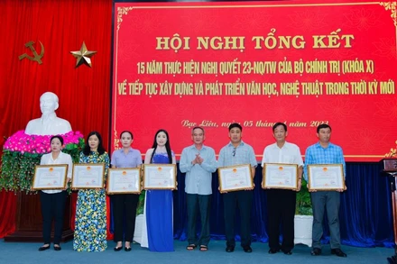 Bí thư Tỉnh ủy Bạc Liêu Lữ Văn Hùng trao tặng bằng khen những tập thể, cá nhân có thành tích xuất sắc trong hoạt động văn hóa-nghệ thuật của tỉnh.