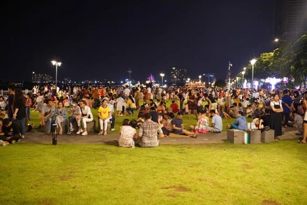 Rất đông người dân đến bến Bạch Đằng (quận 1) tìm chỗ đẹp đợi màn bắn pháo hoa mừng lễ 30/4.