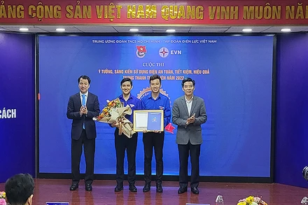 Đại diện ban tổ chức trao giải nhất tặng nhóm tác giả trẻ đến từ Đoàn Khối Doanh nghiệp Trung ương.