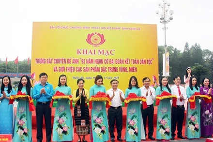 Cắt băng khai mạc trưng bày chuyên đề ảnh và giới thiệu các sản phẩm đặc trưng vùng, miền.