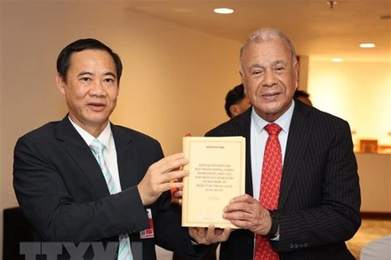 Phó Trưởng Ban Nội chính Trung ương Nguyễn Thái Học tặng sách của Tổng Bí thư Nguyễn Phú Trọng cho Tổng Bí thư Đảng Lao động Mexico (PT) Alberto Anaya Guitíerrez. (Ảnh: Phi Hùng/TTXVN)
