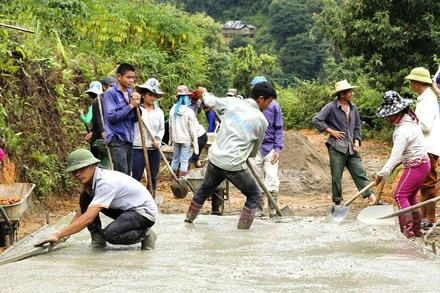 Làm đường liên bản xã Pá Lông, huyện Thuận Châu.