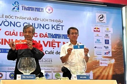 Các nhà báo thể thao bốc thăm các đội tuyển tham dự các bảng đấu tại lễ bốc thăm.