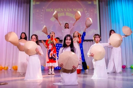 Tiết mục văn nghệ “Việt Nam trong tôi là”. (Ảnh: Huy Hoàng)