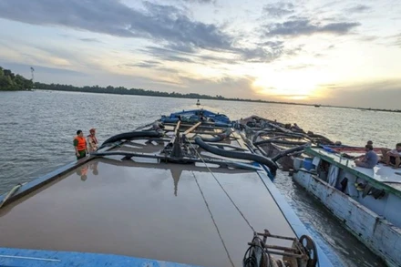 Các tàu khai thác cát trái phép bị lực lượng chức năng bắt giữ tại huyện Tân Phú Đông (Tiền Giang).