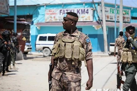 Nhân viên an ninh tăng cường tuần tra tại Mogadishu, Somalia. Ảnh: AFP/TTXVN