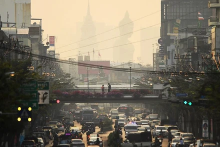 Một bức tượng Phật khổng lồ ở Thủ đô Bangkok hầu như không thể nhìn thấy do ô nhiễm không khí nặng nề hôm 3/1. (Ảnh: Reuters)