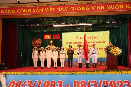 Thượng tướng Trần Quốc Tỏ, Thứ trưởng Công an trao Huân chương Bảo vệ Tổ quốc hạng Nhì tặng Hội Phụ nữ Công an nhân dân.