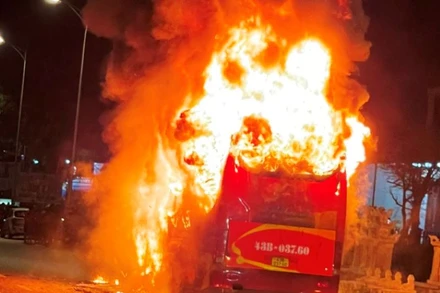 Xe ô-tô khách bốc cháy.