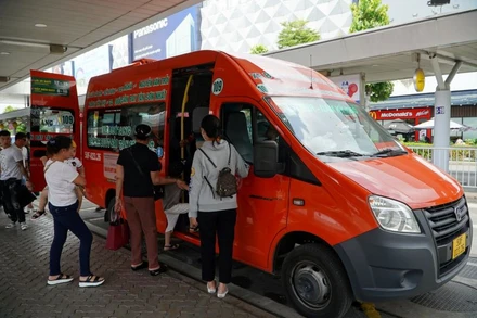 Tuyến xe bus 109 (Bến xe bus Sài Gòn-Sân bay Tân Sơn Nhất) phục vụ đưa đón hành khách tại sân bay Tân Sơn Nhất 24/24 giờ trong dịp cao điểm Tết.