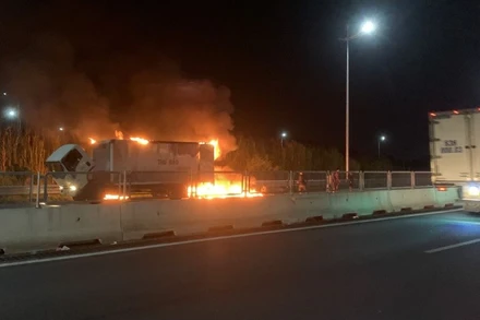 Chiếc xe tải chở hàng chuyển phát nhanh bị cháy.