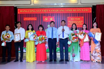 Ban tổ chức “Giải Cờ đỏ” trao giải B cho các tác giả có tác phẩm đạt giải.