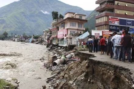 Một con đường bị sông Beas cuốn trôi do mưa lớn ở quận Kullu, Himachal Pradesh, Ấn Độ vào ngày 11/7/2023. (Ảnh: AP)