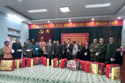 Đồng chí Trần Tuấn Anh trao quà tặng cán bộ, chiến sĩ và nhân dân trên địa bàn.