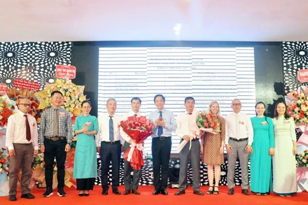 Ông Hoàng Nam - Phó Chủ tịch Ủy ban nhân dân tỉnh Quảng Trị - và bà Mellissa Bishop - Phó Đại sứ Hoa Kỳ tại Việt Nam - tặng hoa chúc mừng Ban chấp hành Hội Hữu nghị Việt Nam-Mỹ.