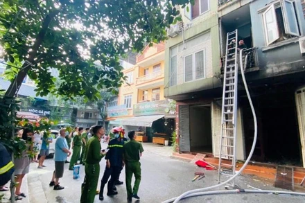 Lực lượng chức năng có mặt dập tắt hoàn toàn đám cháy.