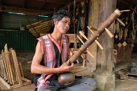 Nghệ nhân ưu tú Rơ Châm Tih đã mang nhiều loại dân tộc thiểu số Tây Nguyên giới thiệu tại nhiều sân khấu âm nhạc dân gian trong nước và quốc tế. (Ảnh: Hoàng Ngọc) 