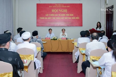 Thứ trưởng Bộ Nội vụ Vũ Chiến Thắng (bên phải) chủ trì “Hội nghị lấy ý kiến các tổ chức tôn giáo tham gia góp ý dự thảo Luật Đất đai (sửa đổi)”.