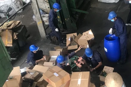 Kiểm đếm lô thuốc lá nhập lậu trước khi tiêu huỷ.