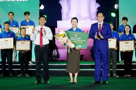 Phó Chủ tịch Quốc hội Trần Quang Phương và Bí thư Tỉnh uỷ Sóc Trăng Lâm Văn Mẫn trao giải Nhất Cuộc thi Dự án khởi nghiệp thanh niên nông thôn năm 2023 cho chị Trần Thị Dịu (Đắk Nông).