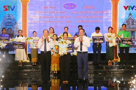 Trao giải Nhất Liên hoan cho thí sinh Lý Kim Quyên.