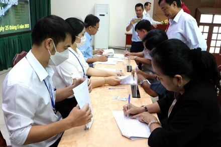 Các hộ dân ký biên bản nhận tiền và bàn giao mặt bằng.