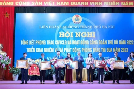 Trao Bằng khen của Thủ tướng Chính phủ tặng các tập thể, cá nhân.