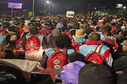 Người dân chen lấn vào sân vận động Kericho. (Nguồn: Waza)