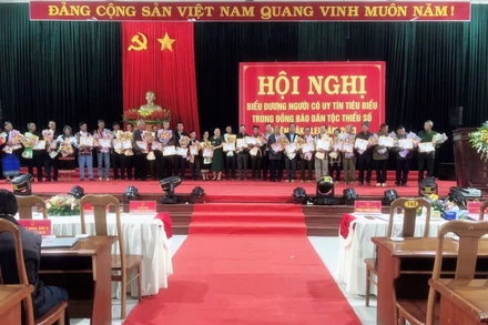 Tặng giấy khen cho 30 Người có uy tín.