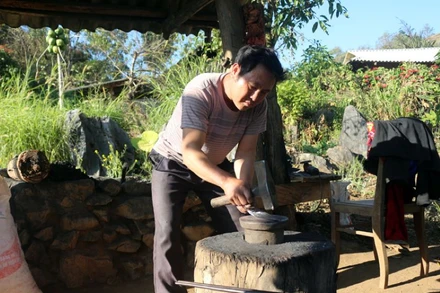 Ông Mùa A Mang, thôn Tả Phìn, xã Tả Phìn rèn dao chuẩn bị cho mùa sản xuất.