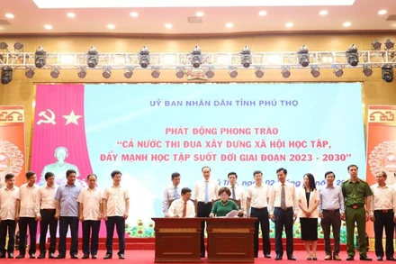 20 cơ quan, đơn vị, địa phương trong tỉnh ký cam kết thi đua thực hiện Quyết định của Thủ tướng Chính phủ về xây dựng xã hội học tập.