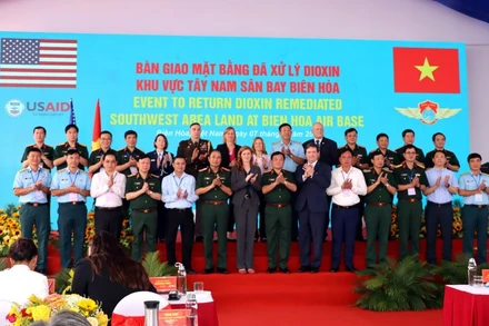 Các đại biểu Việt Nam và Hoa Kỳ chụp ảnh lưu niệm tại buổi lễ.