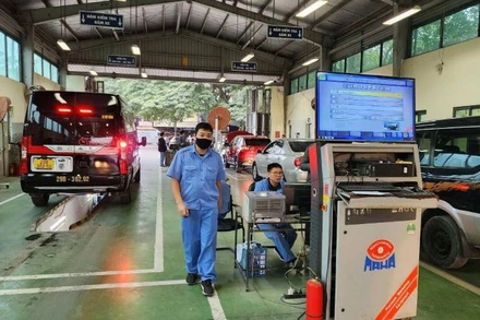 Kiểm định phương tiện tại một trung tâm đăng kiểm ở Hà Nội.
