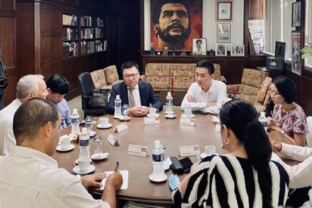 Đồng chí Lê Quốc Minh, Ủy viên Trung ương Đảng, Tổng Biên tập Báo Nhân Dân, Phó Trưởng Ban Tuyên giáo Trung ương, Chủ tịch Hội Nhà báo Việt Nam làm việc cùng Ban lãnh đạo báo Granma. (Ảnh: Mai Phương/TTXVN)