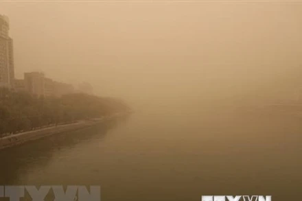 Bụi vàng bao trùm một khu vực ở Trung Quốc. (Nguồn: THX/TTXVN)