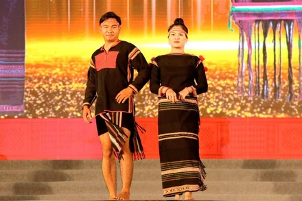 Trình diễn trang phục của dân tộc Ê-đê.