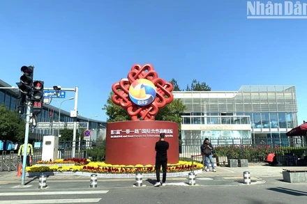 Bên ngoài Trung tâm Hội nghị tổ chức Diễn đàn cấp cao hợp tác quốc tế "Vành đai và Con đường" lần thứ 3 năm 2023. (Ảnh: HỮU HƯNG)