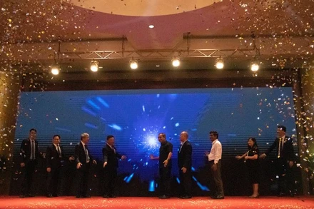 Các đại biểu bấm nút khai trương Phòng khám MEDLATEC Campuchia. (Ảnh: NGUYỄN HIỆP)