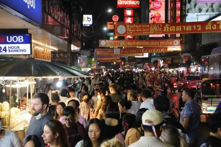Du khách quốc tế tại khu phố Yaowarat ở thủ đô Bangkok, Thái Lan. (Ảnh: Bưu điện Bangkok)