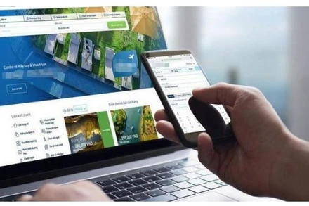 Khách có nhu cầu mua tour du lịch dịp lễ, Tết, nghỉ hè cần nâng cao cảnh giác trước đại lý bán vé máy bay, các website, trang mạng xã hội không rõ nguồn gốc. (Ảnh minh họa)