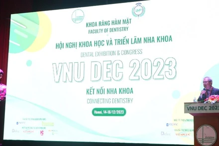 Giáo sư, Tiến sĩ Lê Ngọc Thành, Hiệu trưởng Trường đại học Y dược phát biểu khai mạc VNU DEC 2023.