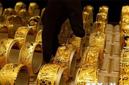 Trang sức vàng được bày bán tại cửa hàng kim hoàn ở Pakistan. (Ảnh: Reuters/TTXVN)