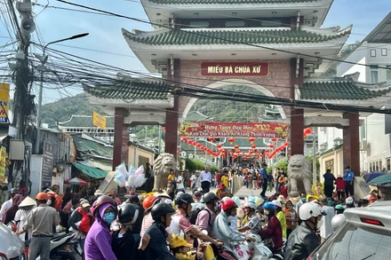 Dòng người, xe tiếp tục đổ về khu du lịch quốc gia Núi Sam trong ngày đầu năm mới. 