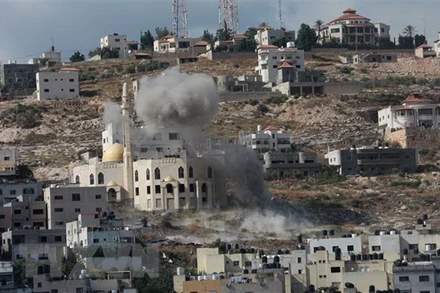 Khói bốc lên trong xung đột giữa binh sĩ Israel và người biểu tình Palestine ở thành phố Jenin, Bờ Tây ngày 19/6/2023. (Ảnh: THX/TTXVN)