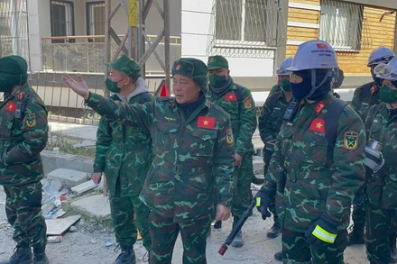 Thiếu tướng Phạm Văn Tỵ quán triệt nhiệm vụ cho các lực lượng khi đoàn tới thực địa. 