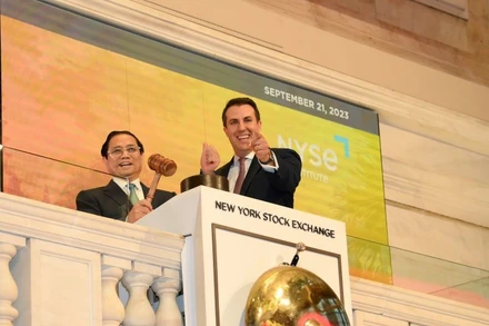 Thủ tướng Phạm Minh Chính thực hiện nghi thức rung chuông, gõ búa khai trương phiên giao dịch sáng 21/9 tại Sàn giao dịch chứng khoán New York. 