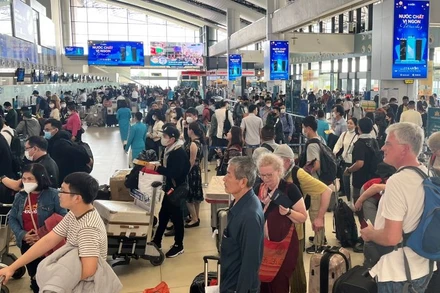 Hành khách làm thủ tục tại sân bay Nội Bài.