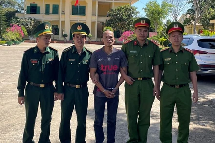 Đối tượng Vi May Ỏn (ở giữa) bị bắt ngay khi bị trao trả về Việt Nam.