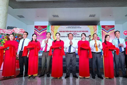 Đại biểu cắt băng khai mạc triển lãm hình ảnh, hiện vật, tư liệu và sách với chủ đề 80 năm ra đời “Đề cương về văn hóa Việt Nam” tại Cà Mau.