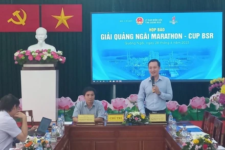 Lãnh đạo Công ty cổ phần lọc hóa dầu Bình Sơn giải đáp các câu hỏi của phóng viên tại cuộc họp báo. 